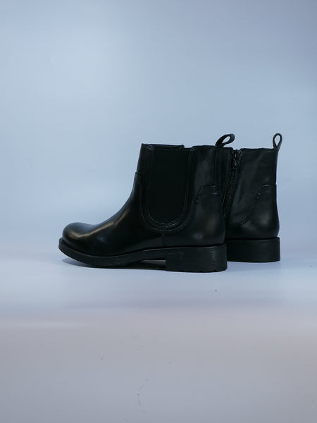 GEOX - STIVALETTO IN PELLE NERA CON ELASTICO LATERALE E ZIP INTERNA D166RA