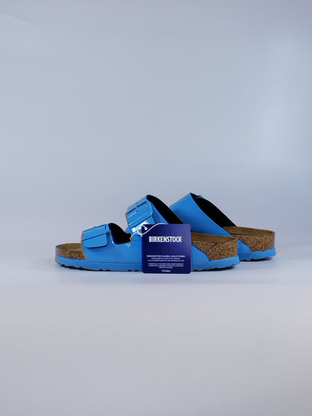 BIRKENSTOCK - CIABATTA ARIZONA CON PLANTARE AZZURRA IN VERNICE SKY BLUE