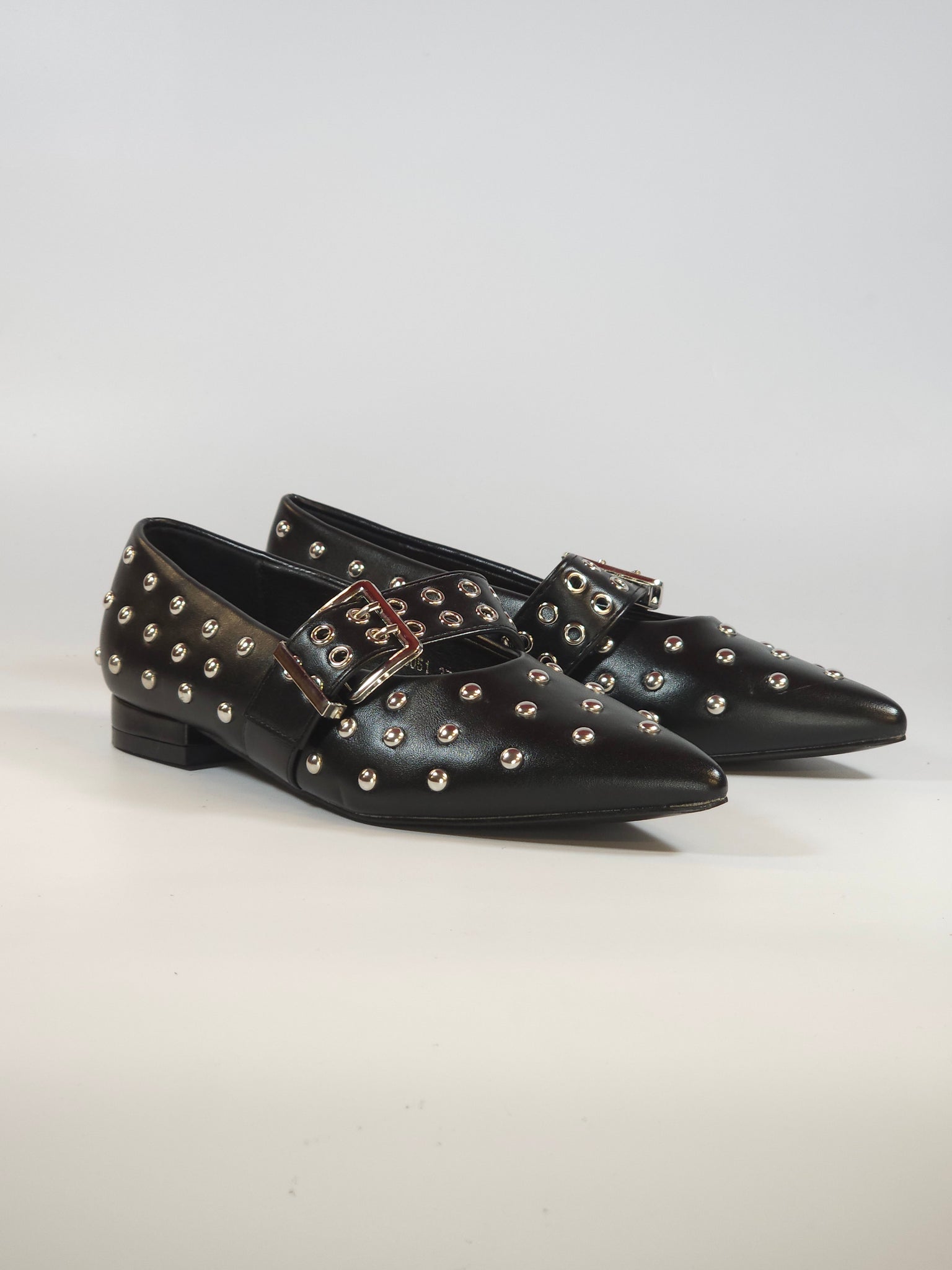 dalzoppo.it - BALLERINA NERA CON BORCHIE E CINTURINO PER DONNA 3051