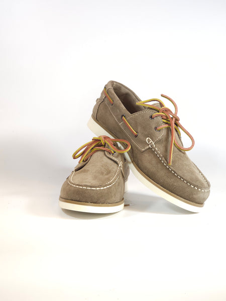 KAMMI - SCARPA ALLACCIATA TIPO BARCA IN PELLE SCAMOSCIATA TAUPE CON SUOLA BIANCA PER UOMO 010