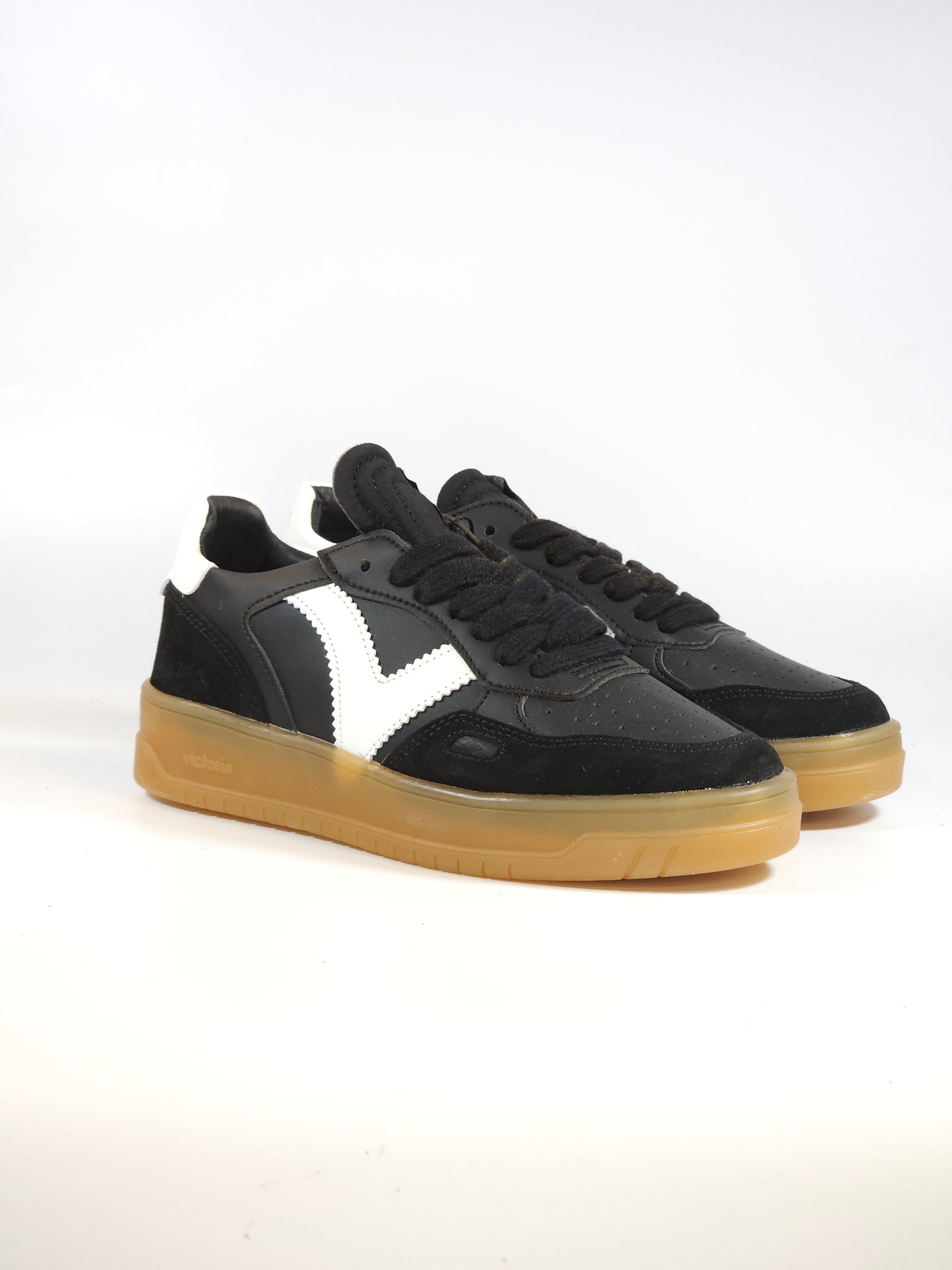 VICTORIA - SCARPA SNEAKERS IN SIMILPELLE NERA E BIANCA CON SUOLA AMBRATA PER DONNA 257126