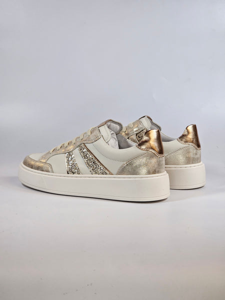 NERO GIARDINI - SCARPA SNEAKERS IN PELLE BIANCA CON DETTAGLI DORATI E GLITTER, CON ZIP INTERNA PER RAGAZZA E533255