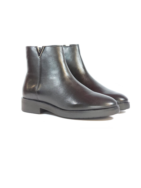 KAMMI - STIVALETTO IN PELLE MORBIDA NERA CON V E ZIP INTERNA NORA24