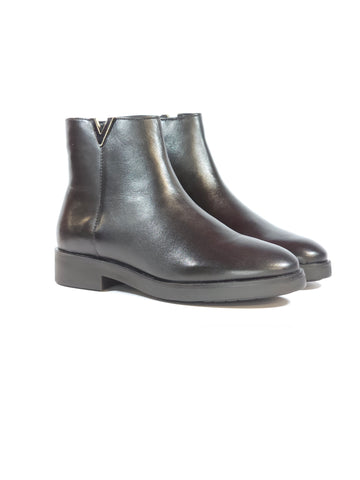 KAMMI - STIVALETTO IN PELLE MORBIDA NERA CON V E ZIP INTERNA NORA24