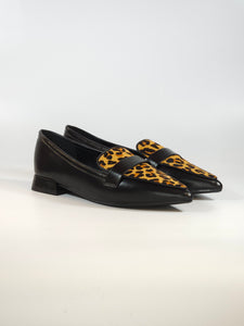 V. - MOCASSINO A PUNTA IN PELLE NERA E TOMAIA ANIMALIER LEO CON SOTTOPIEDE IMBOTTITO MORBIDO YH03-02M