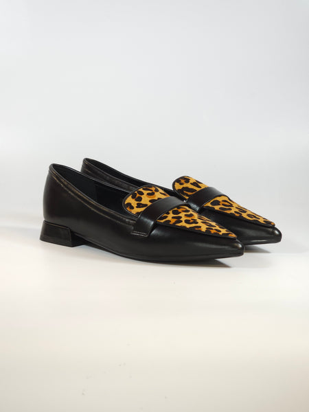 V. - MOCASSINO A PUNTA IN PELLE NERA E TOMAIA ANIMALIER LEO CON SOTTOPIEDE IMBOTTITO MORBIDO YH03-02M