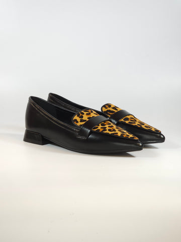 V. - MOCASSINO A PUNTA IN PELLE NERA E TOMAIA ANIMALIER LEO CON SOTTOPIEDE IMBOTTITO MORBIDO YH03-02M