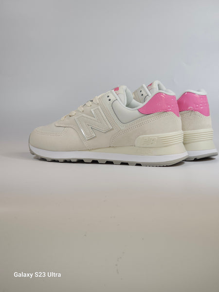 NEW BALANCE - SCARPA DA GINNASTICA 574 BIANCA CON DIETRO VERNICE ROSA PER DONNA 2BA