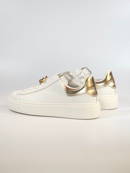 NERO GIARDINI - SCARPA SNEAKERS IN PELLE BIANCA CON DETTAGLI DORATI LAMINATI E DETTAGLI IN STRASS, CON ZIP INTERNA PER RAGAZZA E533250