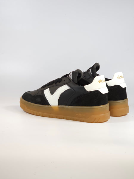 VICTORIA - SCARPA SNEAKERS IN SIMILPELLE NERA E BIANCA CON SUOLA AMBRATA PER DONNA 257126