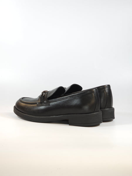 KAMMI - MOCASSINO NERO CON MORSETTO A NODO ARGENTATO BRUNITO PER DONNA 04