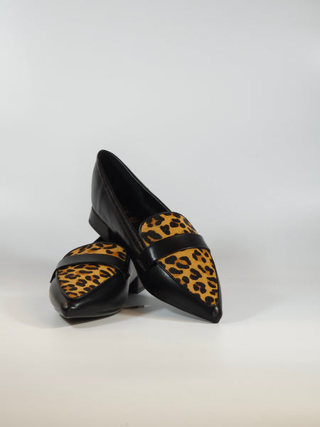 V. - MOCASSINO A PUNTA IN PELLE NERA E TOMAIA ANIMALIER LEO CON SOTTOPIEDE IMBOTTITO MORBIDO YH03-02M