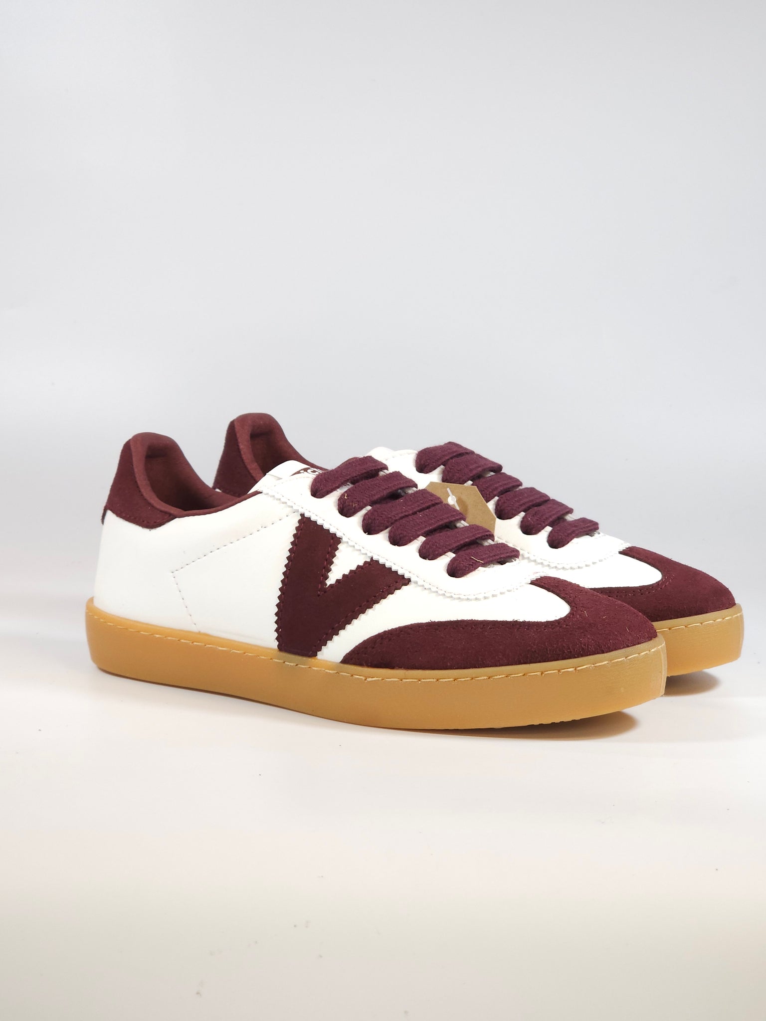 VICTORIA - SCARPA SNEAKERS IN PELLE BIANCA E BORDEAUX CON SUOLA AMBRATA PER DONNA 126207