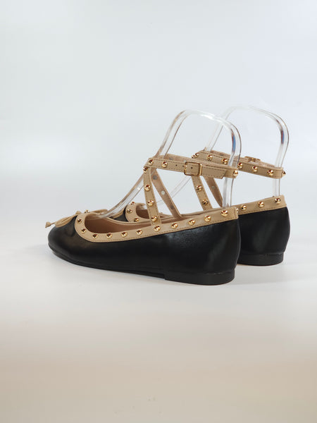 dalzoppo.it - BALLERINA NERA CON CINTURINO E DETTAGLI BEIGE CON BORCHIE DORATE RY53