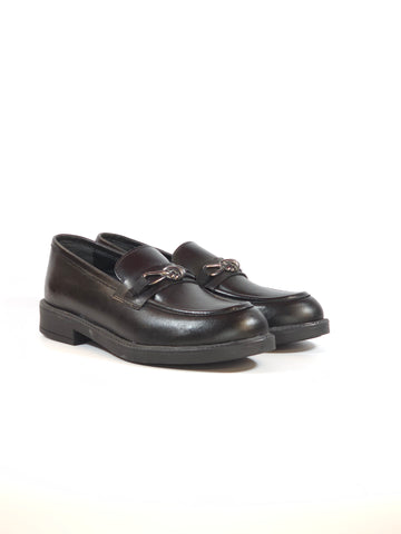 KAMMI - MOCASSINO NERO CON MORSETTO A NODO ARGENTATO BRUNITO PER DONNA 04
