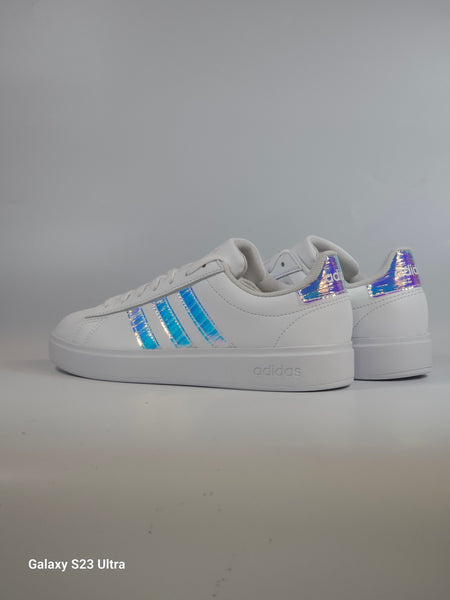 ADIDAS - SCARPA DA GINNASTICA PER DONNA BIANCA CON DETTAGLI IRIDESCENTI GRAND COURT 2.0 ID2989