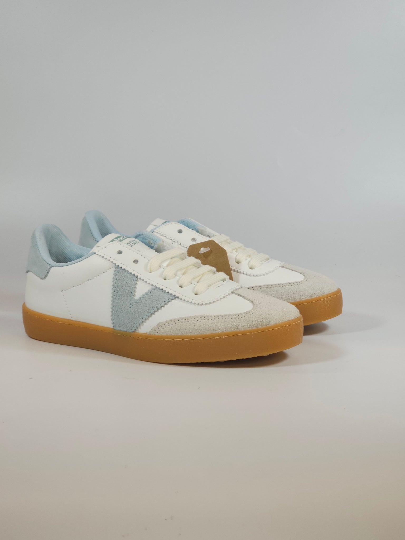 VICTORIA - SCARPA SNEAKERS IN PELLE BIANCA E AZZURRA CON SUOLA AMBRATA PER DONNA  126206