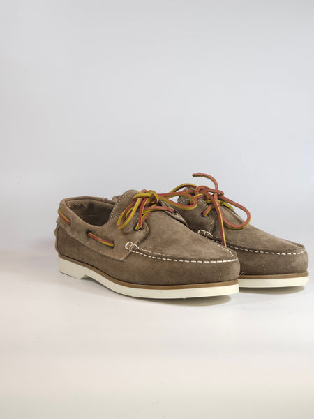 KAMMI - SCARPA ALLACCIATA TIPO BARCA IN PELLE SCAMOSCIATA TAUPE CON SUOLA BIANCA PER UOMO 010