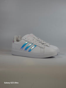 ADIDAS - SCARPA DA GINNASTICA PER DONNA BIANCA CON DETTAGLI IRIDESCENTI GRAND COURT 2.0 ID2989