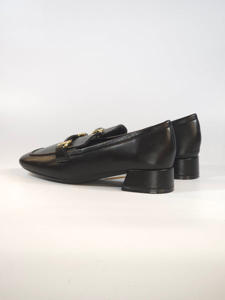 V. - MOCASSINO IN PELLE NERA CON MORSETTO DORATO, CON TACCO DI 3 CM E SOTTOPIElDE IMBOTTITO MORBIDO YD05-12A