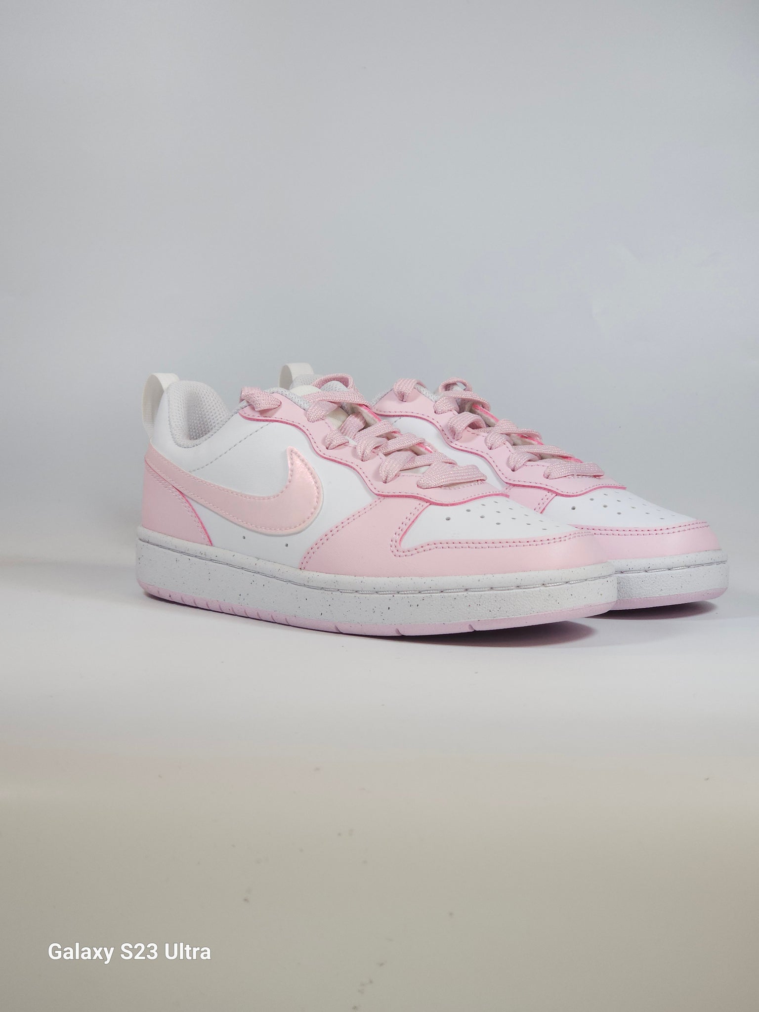 NIKE SCARPA DA GINNASTICA PER DONNA E RAGAZZE BIANCA E ROSA COURT BO dalzoppo