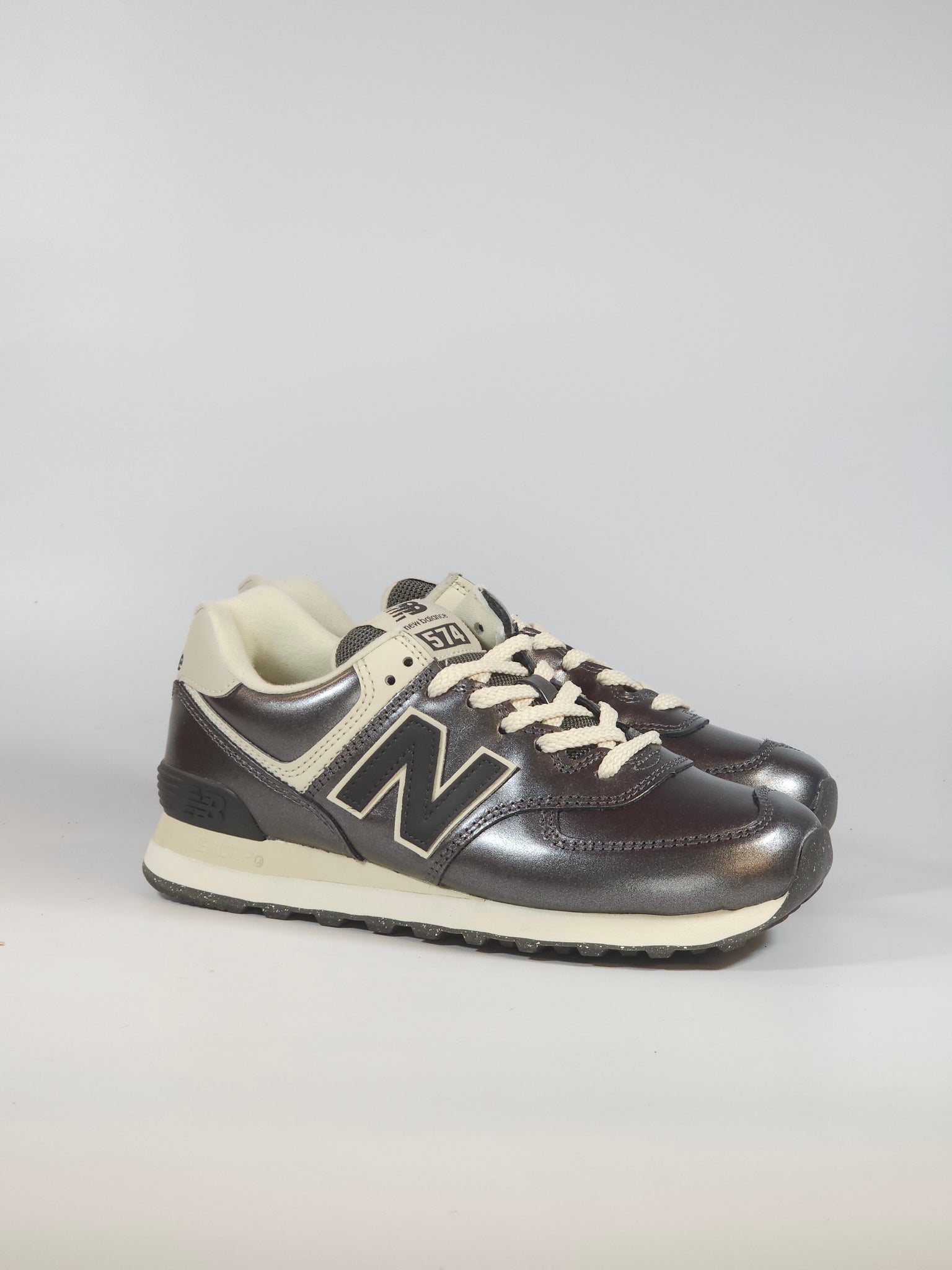 NEW BALANCE - SCARPA DA GINNASTICA 574 GRIGIA ANTRACITE LAMINATA PER DONNA MGS