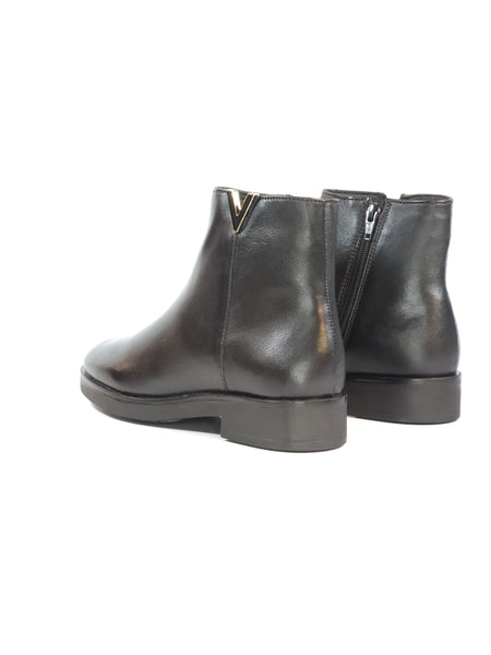 KAMMI - STIVALETTO IN PELLE MORBIDA NERA CON V E ZIP INTERNA NORA24