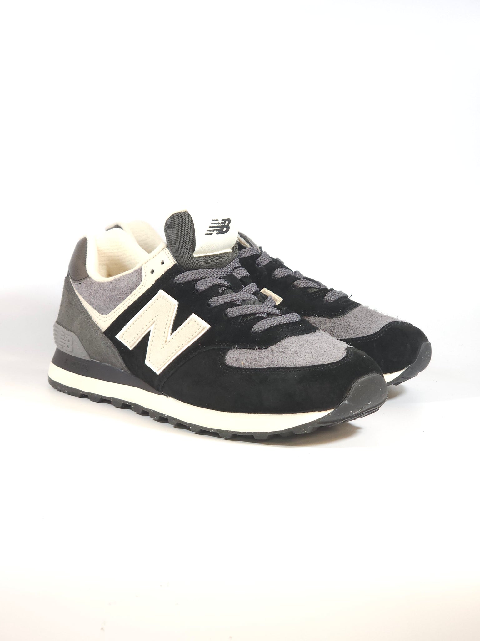 NEW BALANCE - SCARPA DA GINNASTICA 574 UOMO NERA E GRIGIA SCAMOSCIATA SBK