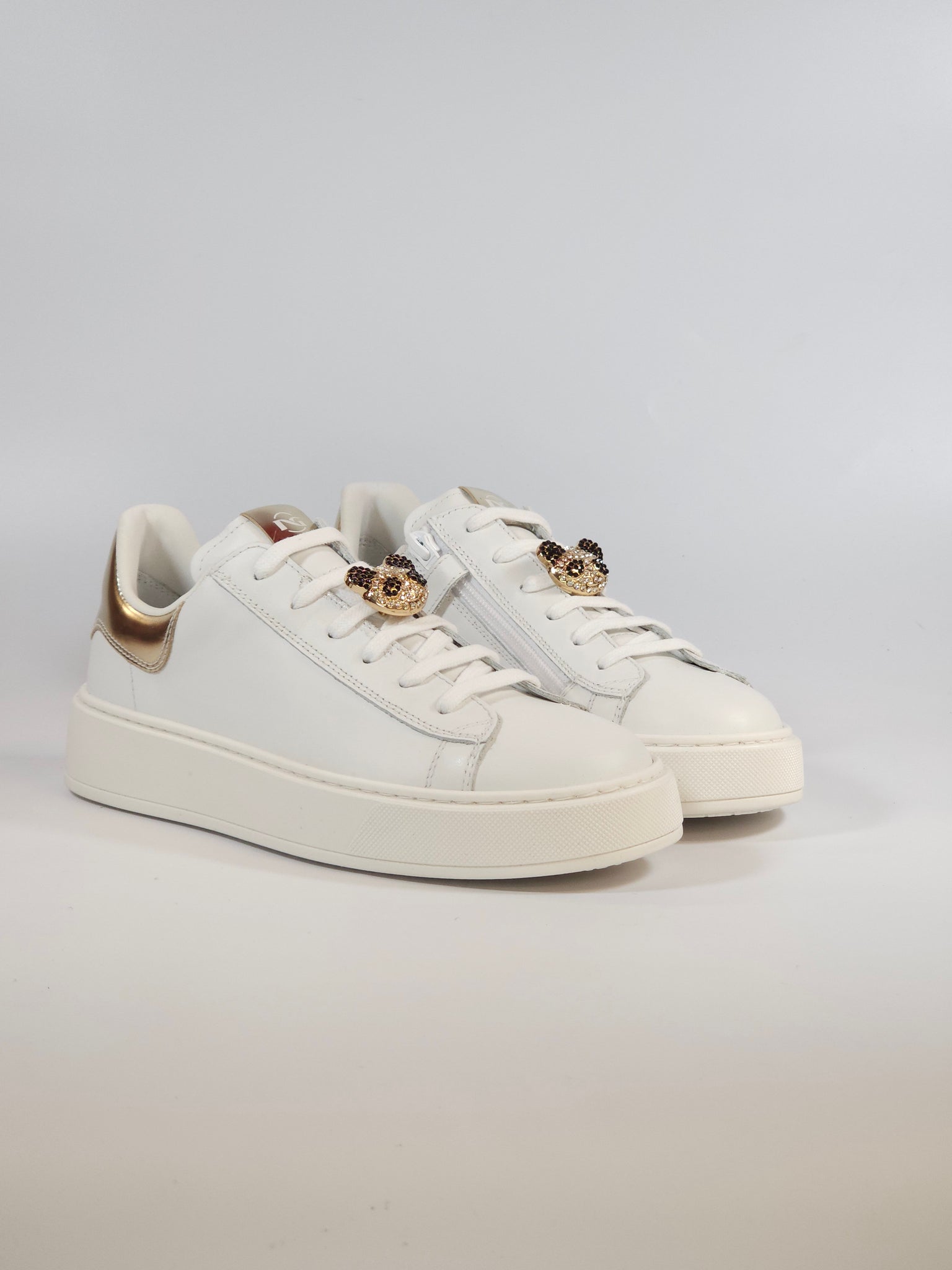 NERO GIARDINI - SCARPA SNEAKERS IN PELLE BIANCA CON DETTAGLI DORATI LAMINATI E DETTAGLI IN STRASS, CON ZIP INTERNA PER RAGAZZA E533250