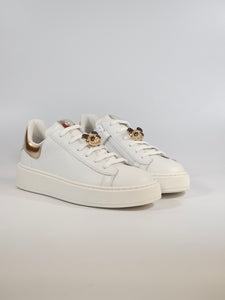 NERO GIARDINI - SCARPA SNEAKERS IN PELLE BIANCA CON DETTAGLI DORATI LAMINATI E DETTAGLI IN STRASS, CON ZIP INTERNA PER RAGAZZA E533250