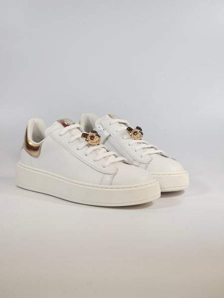 NERO GIARDINI - SCARPA SNEAKERS IN PELLE BIANCA CON DETTAGLI DORATI LAMINATI E DETTAGLI IN STRASS, CON ZIP INTERNA PER RAGAZZA E533250