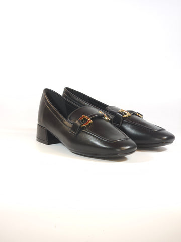 V. - MOCASSINO IN PELLE NERA CON MORSETTO DORATO, CON TACCO DI 3 CM E SOTTOPIElDE IMBOTTITO MORBIDO YD05-12A