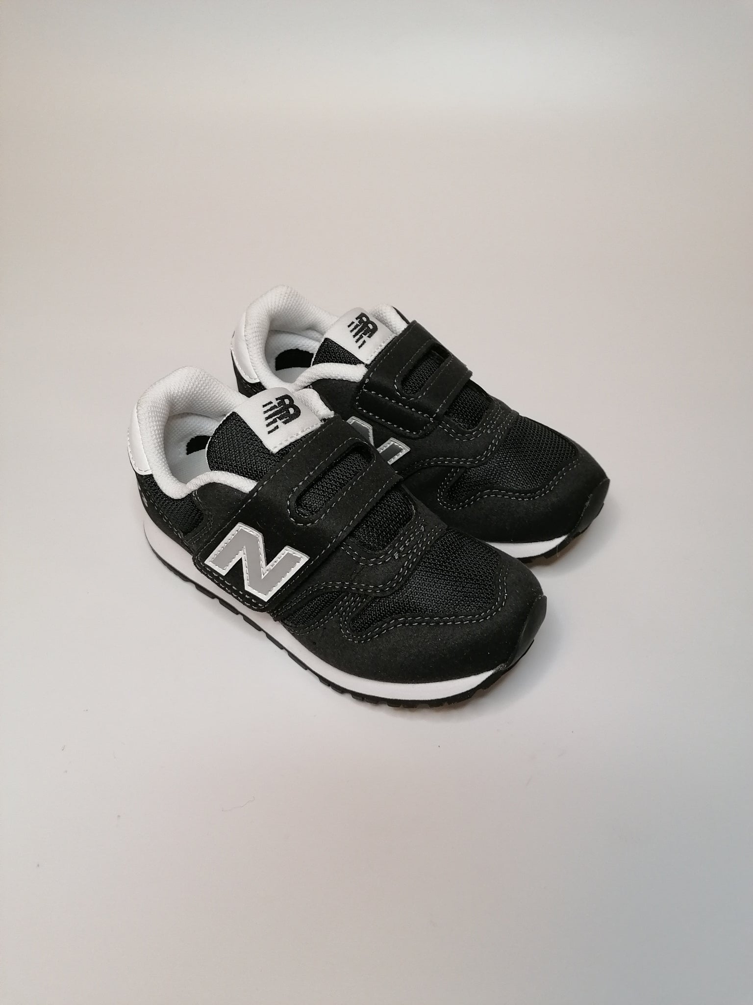 NEW BALANCE - SCARPA DA GINNASTICA PER BAMBINI 373 NERA E BIANCA KB2