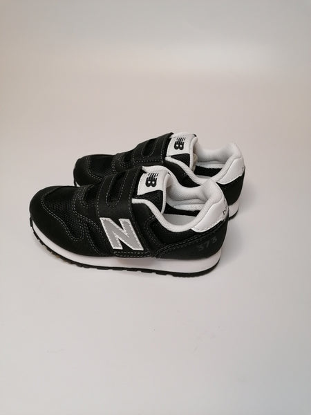 NEW BALANCE - SCARPA DA GINNASTICA PER BAMBINI 373 NERA E BIANCA KB2