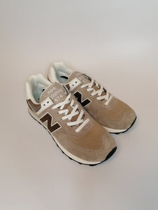 NEW BALANCE - SCARPA DA GINNASTICA 574 PER UOMO IN CAMOSCIO BEIGE/FANGO KL2