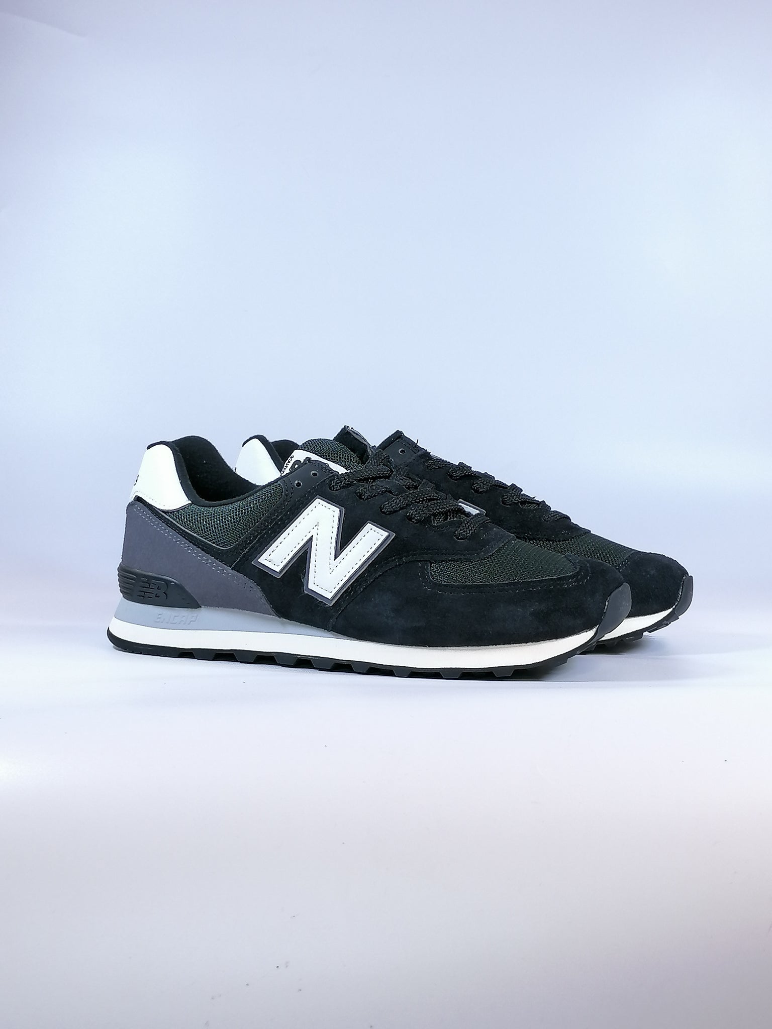 NEW BALANCE - SCARPA DA GINNASTICA DA UOMO CLASSIC 574 NERA CON DETTAGLI BIANCHI KN2