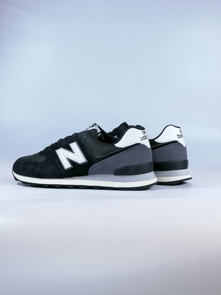 NEW BALANCE - SCARPA DA GINNASTICA DA UOMO CLASSIC 574 NERA CON DETTAGLI BIANCHI KN2