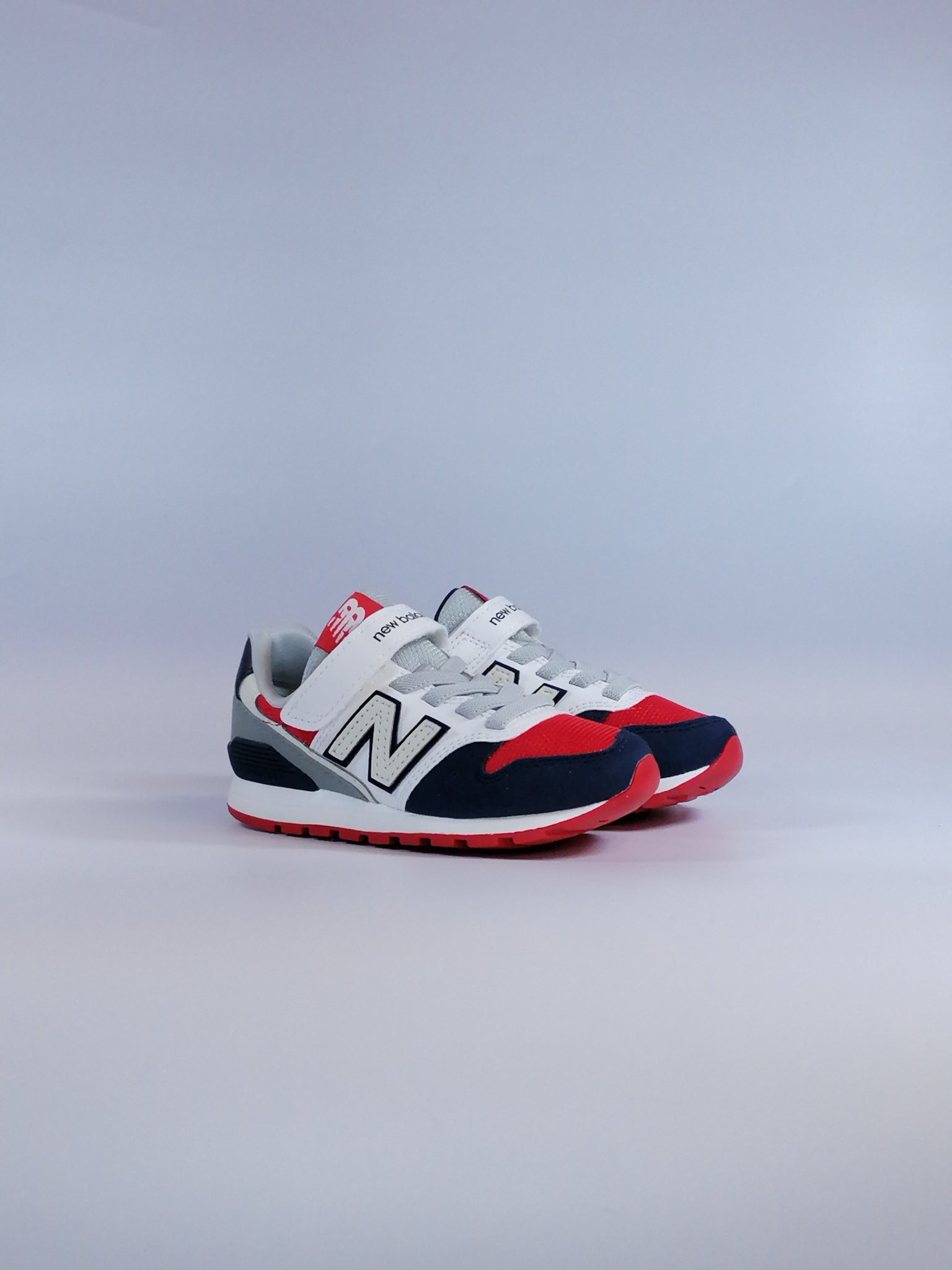 NEW BALANCE - SCARPA DA GINNASTICA 996 PER BAMBINI BIANCA ROSSA E BLU CON STRAPPO XE3