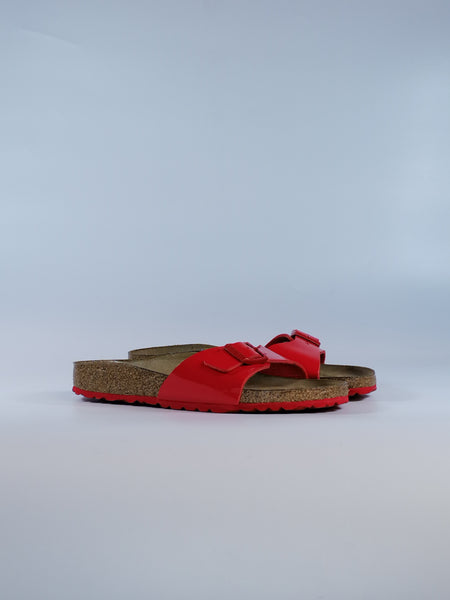 BIRKENSTOCK - CIABATTA MADRID PER DONNA IN VERNICE ROSSA CHERRY CON PLANTARE E SUOLA ROSSA